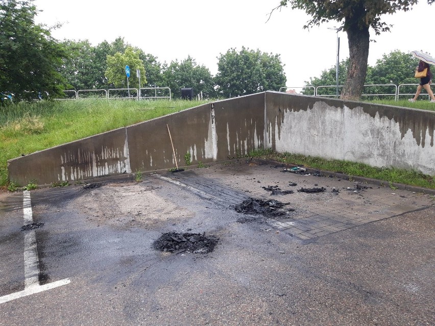 Trzy auta spłonęły na parkingu Kauflandu. Policja sprawdza, czy to podpalenie.