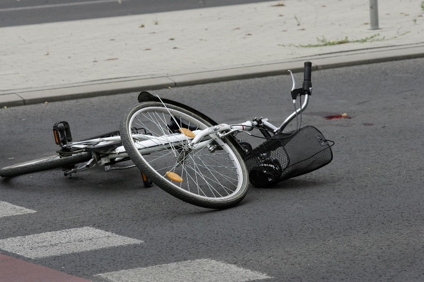 Rowerzyści zderzyli się na drodze rowerowej w Łodzi. 12-latek trafił do szpitala, policja wyjaśnia okoliczności zdarzenia