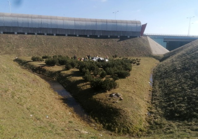 BMW jadąc jezdnią  od strony Warszawy, na "ślimaku" przebił bariery energochłonne i zjechał ze stromej skarpy