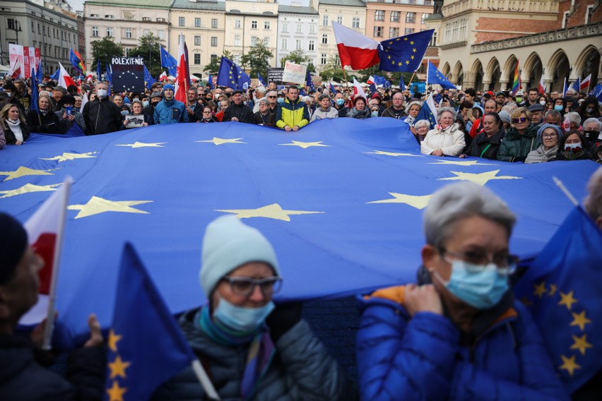 "My zostajemy, Rząd wychodzi!". Proeuropejski protest na Rynku Głównym w Krakowie
