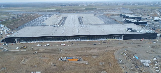 Jeszcze tylko pół roku będą potrzebowały ekipy budowlane, aby zakończyć wszystkie prace wewnątrz terminala lotniczego w Porcie Lotniczym Warszawa Radom, na ukończeniu jest budowa płyt postojowych, zaawansowane są prace na innych budowach.