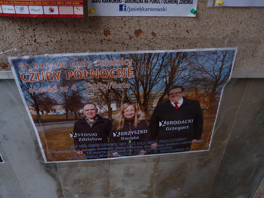 Plakaty kandydatów do rady dzielnic zawisły przed wejściem...