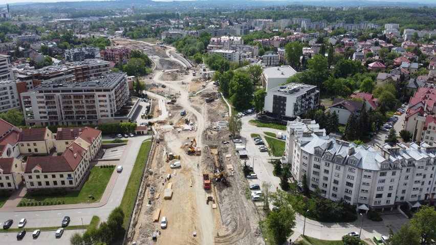 Kraków. Trasa Łagiewnicka: postępy w budowie drogi, nowej linii tramwajowej i tuneli [ZDJĘCIA]