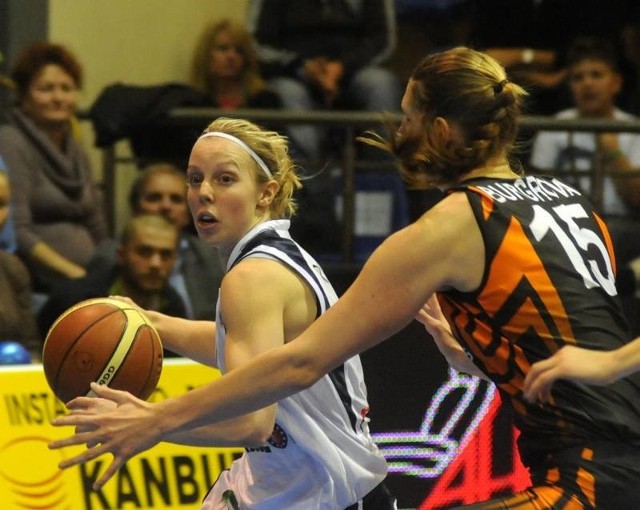 Tak rok temu w Gorzowie walczyły Samantha Richards (z piłką) z KSSSE AZS PWSZ i aktualna wicemistrzyni świata, Czeszka Ilona Burgrova z Basket Bourges (nr 15). Kto dziś będzie górą?