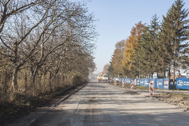 Istniejący 220-metrowy odcinek ulicy Przemysłowej w Pińczo­wie zyska nie tylko nowy asfalt, ale też chodnik i zatokę postojową.