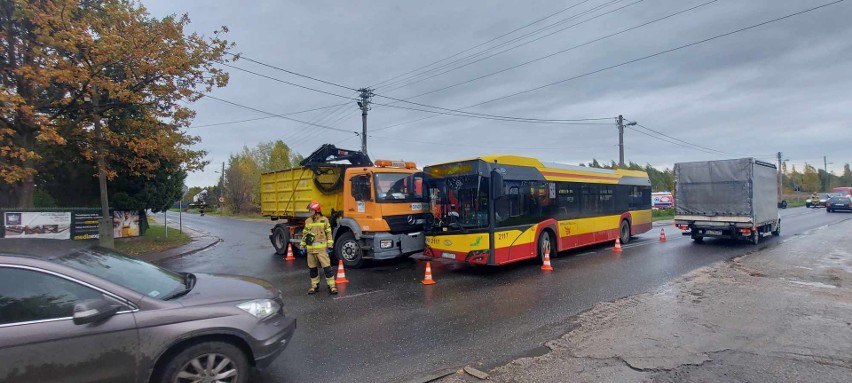 Wypadek na Widzewie. Zderzenie autobusu MPK i śmieciarki na ul. Tomaszowskiej. Trzy osoby ranne ZDJĘCIA