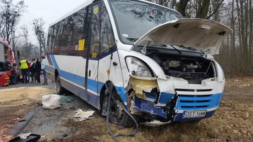 Autobus zderzył się z traktorem pod Strzelcami Opolskimi