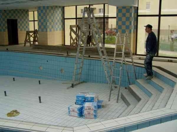 W nowym budynku zaprojektowano basen rekreacyjny.