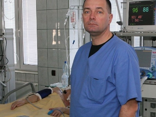 Na wojnie profesor Waldemar Machała, który od 2005 roku pracuje na Oddziale Intensywnej Terapii w szpitalu na Czerwonej Górze, jest również kierownikiem Kliniki Anestezjologii i Intensywnej Terapii Szpitala Wojskowej Akademii w Łodzi, zdobył  wiele doświadczeń, które teraz pomogą mu w leczeniu pacjentów.