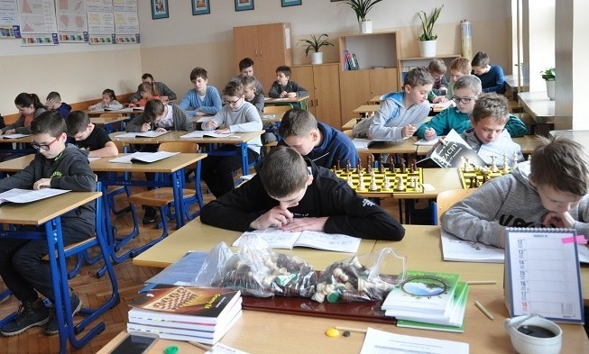 Dzieci i młodzież z powiatu staszowskiego uczą się grać w szachy. Zorganizowało pierwsze zajęcia [ZDJĘCIA]