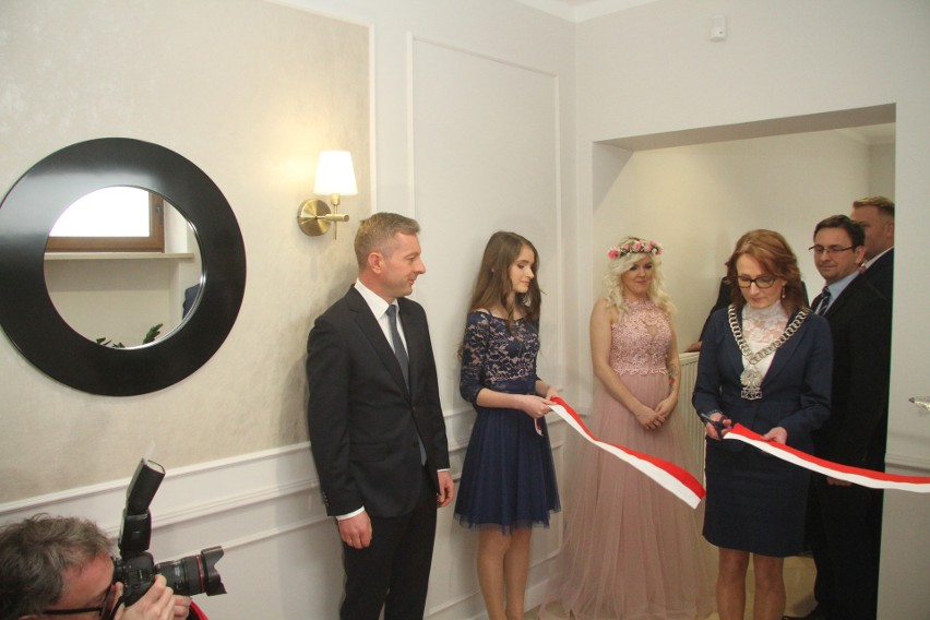 Pierwszy ślub w nowym pałacu w Morawicy (WIDEO,ZDJĘCIA)