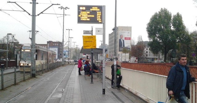 Inteligentny system transportu wprowadza w błąd pasażerów. Czekają na tramwaj, który na pewno nie przyjedzie