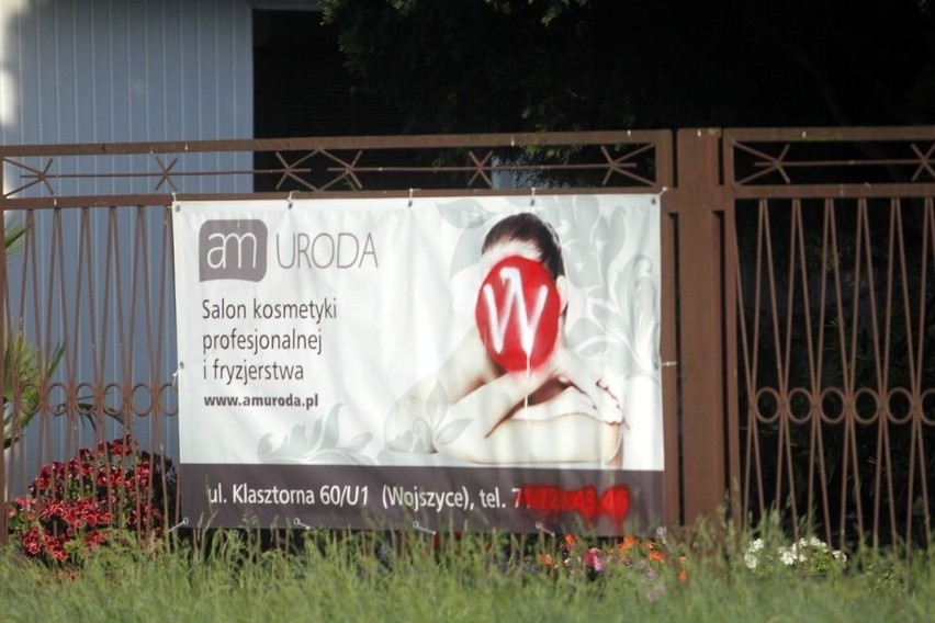 Wrocław: Graffiti z logo ESK 2016 niszczy reklamy na Krzykach (ZDJĘCIA)