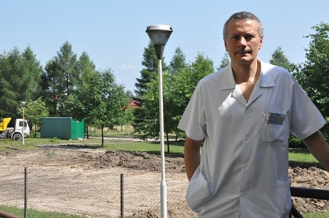 Dyrektor koneckiego szpitala Wojciech Przybylski na tle placu budowy, na którym pod koniec roku stanie nowy pawilon