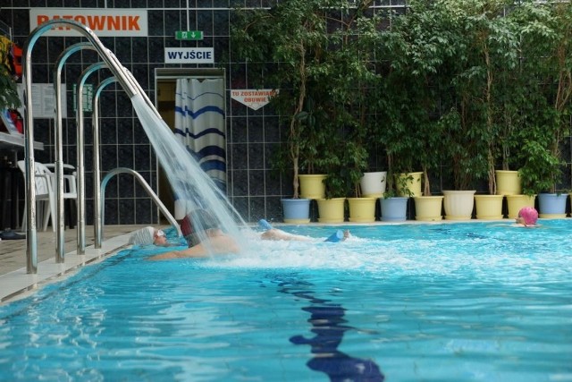 Na basenie przy ul. Mazowieckiej 39C można pływać w godz. 6.15-21.45, a także korzystać z sauny suchej, jacuzzi, biczy i masaży wodnych