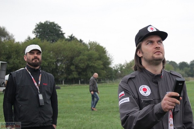 Tylko jednego punktu zabrakło, by podium należało do przedstawicieli Aeroklubu Włocławskiego.Mistrzem 17. Włocławskich Zawodów Balonowych zakończonych w niedzielę na lotnisku w Kruszynie został Arkadiusz Iwański. Drugi był Bartosz Nowakowski (obaj na zdjęciu), trzeci Bartłomiej Pyza. Czwarte miejsce z jednym tylko punktem straty do Bartłomieja Pyzy, zajął Dariusz Iwański. Wśród juniorów triumfował Denis Dawidziuk. W sumie w zawodach udział wzięło 13 pilotów balonowych.INFO Z POLSKI 14.09.2017 - przegląd najciekawszych informacji ostatnich dni w kraju