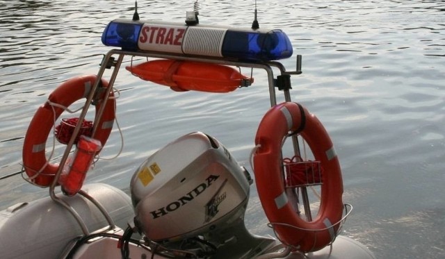 Nad zalew na Stobrawie w Kluczborku zadysponowano cztery zastępy straży pożarnej wyposażone w dwie łodzie.