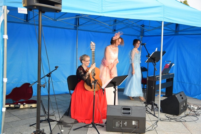 Finesis Trio na Rynku w Zabierzowie. Koncert przy fontannie [ZDJĘCIA]