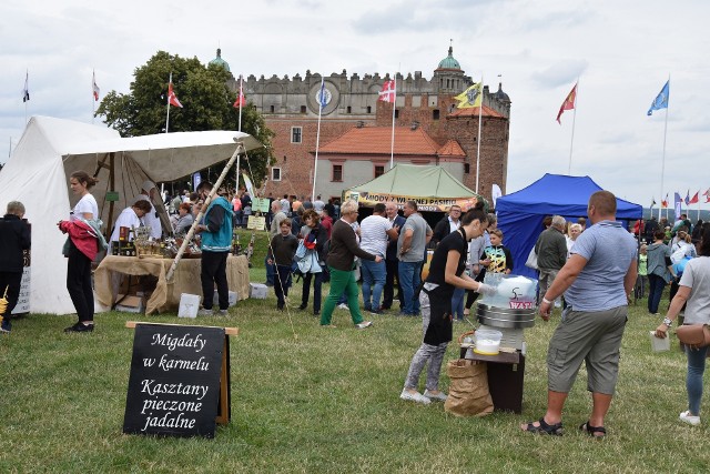 Jarmark i festiwal smaków towarzyszył turniejowi rycerskiemu na golubskim zamku. W ostatni weekend sierpnia food trucki mają pojawić się na starówce w Golubiu