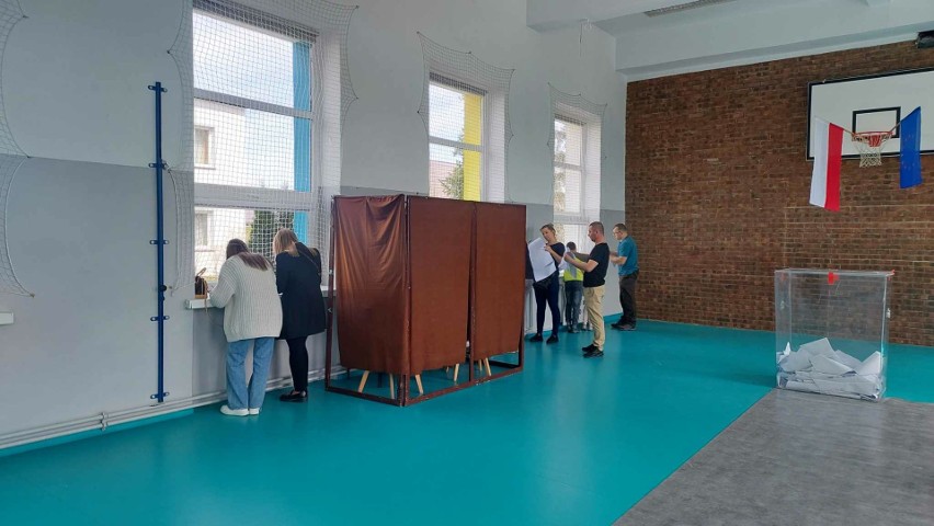 Wybory samorządowe 2024 w powiecie ostrowieckim. Zakończyło się głosowanie. Wybieraliśmy radnych, wójtów i burmistrzów. Oto wyborczy raport