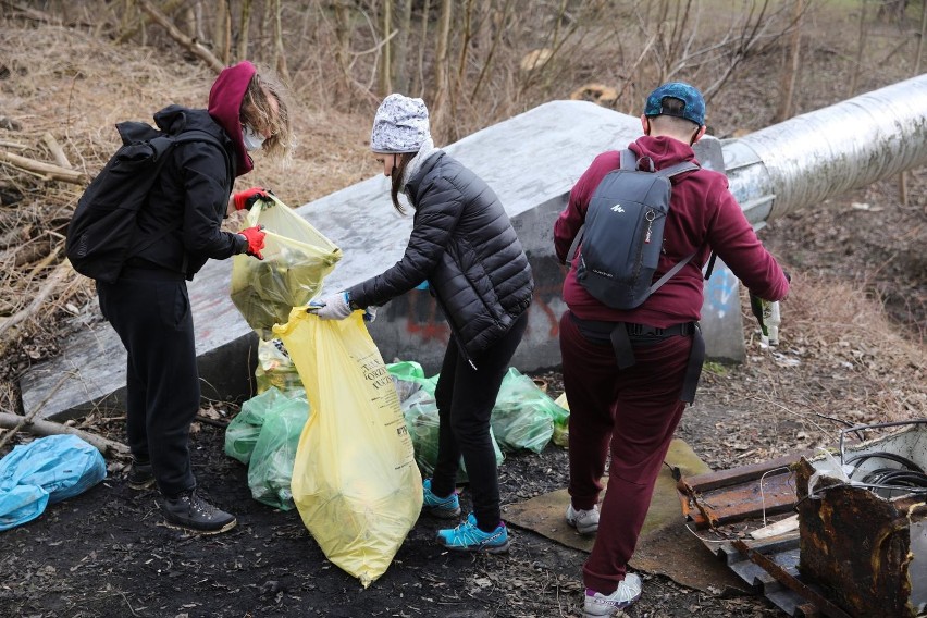 Dłubnia będzie odrobinę czystsza. Ekoaktywiści znów sprzątali okolice Zalewu Nowohuckiego w Krakowie