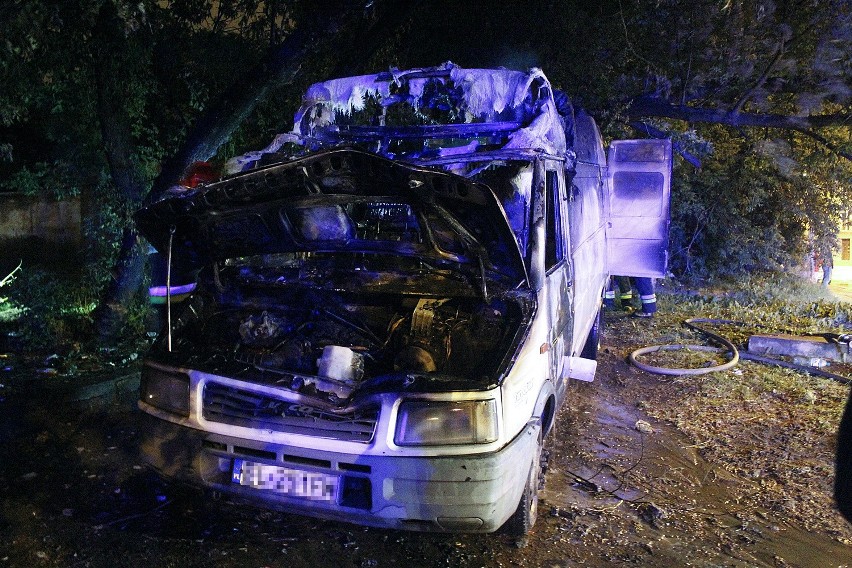 Pożar samochodu na Tuwima. Spłonęło zaparkowane iveco [ZDJĘCIA]