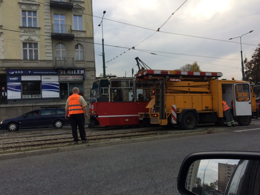 Unieruchomiony tramwaj na ulicy Piłsudskiego w Sosnowcu