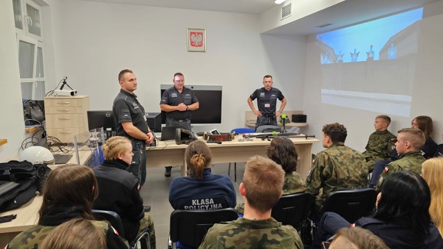 Funkcjonariusze Aresztu Śledczego w Koszalinie prowadzą wiele programów edukacyjnych.