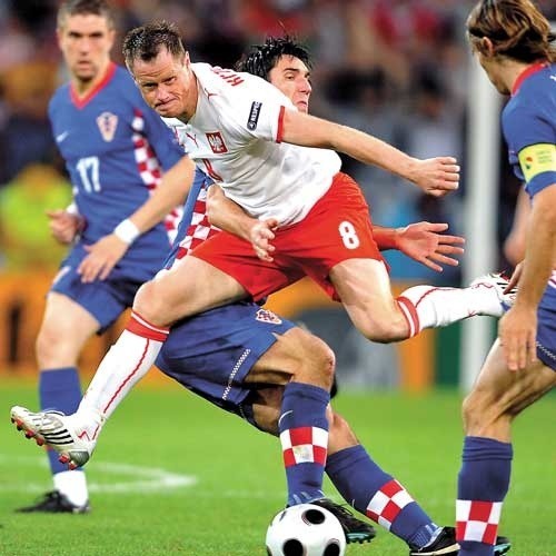 Jacek Krzynówek (z przodu) walczy o piłkę z Chorwatem Nikolą Pokrivaciem.