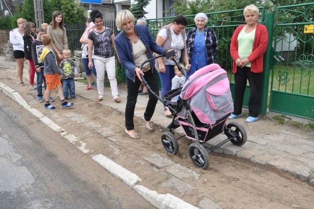 Przejazd dziecięcym wózkiem po chodniku w Nieświuniu, to trudna przeprawa.