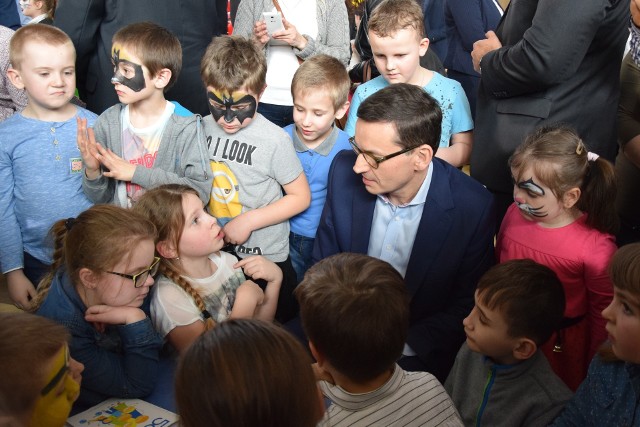 Premier Mateusz Morawiecki narysował z uczniami SP w Skołoszowie mapę Polski. Wiedzę geograficzną najmłodszych uczniów ocenił na szóstkę.