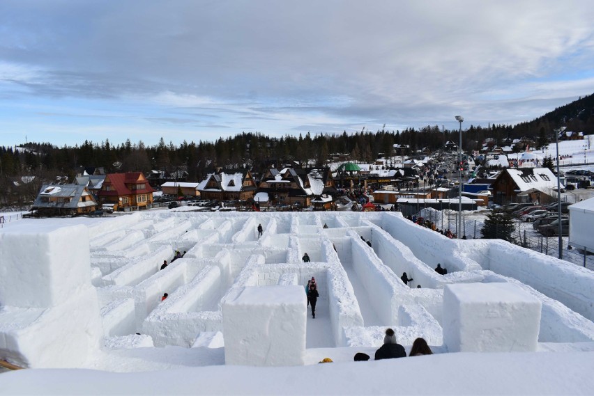 Zakopane. Śnieżny labirynt i bajkowe igloo gotowe. Obok gigantyczna piramida 