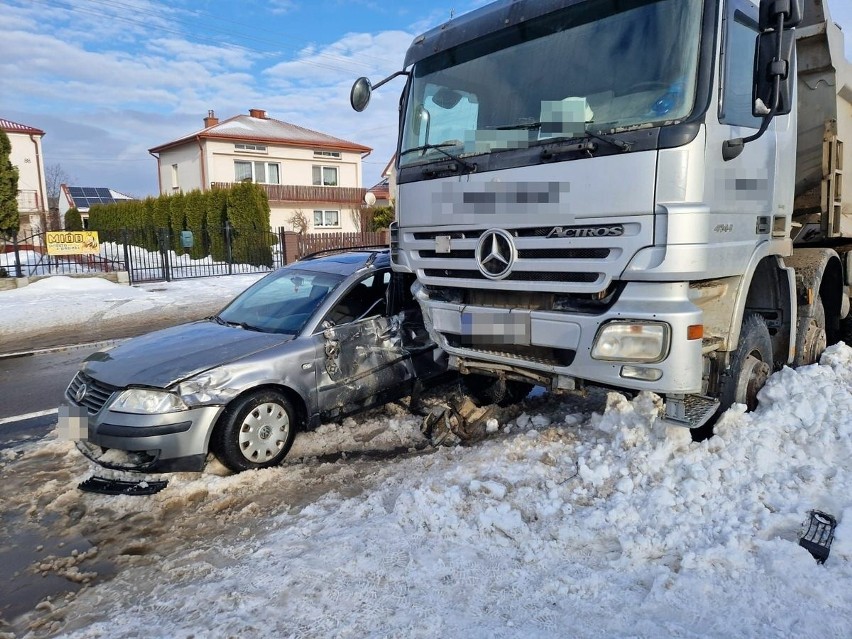 Groźne zderzenie ciężarówki z osobówką w Rogóźnie