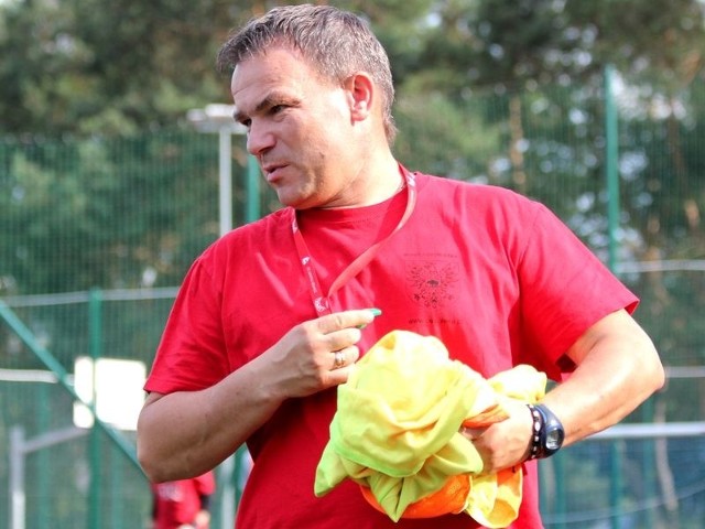 Trener Dariusz Narolewski chce dalej budować drużynę seniorów ostrołęckiej Narwi.