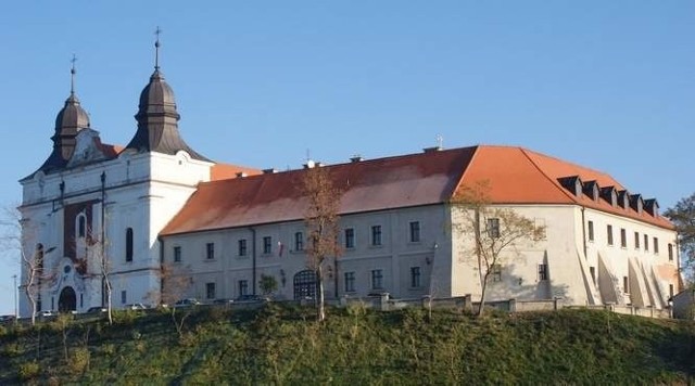 Kompleks klasztorny powstały w XI wieku, położony nad Jeziorem Mogileńskim został ufundowany najprawdopodobniej przez Kazimierza Odnowiciela