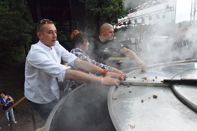 Światowy Festiwal Kwaśnicy 2018 organizowany przez Światowe Stowarzyszenie Smakoszy Beskidzkiej Kwaśnicy założone przez Barbarę Czul to już markowe wydarzenie, które każdego roku gromadzi tysiące osób z różnych stron Polski i świata. Od piątku 10 sierpnia w Amfiteatrze pod Grojcem trwa gotowanie tej tradycyjnej potrawy.