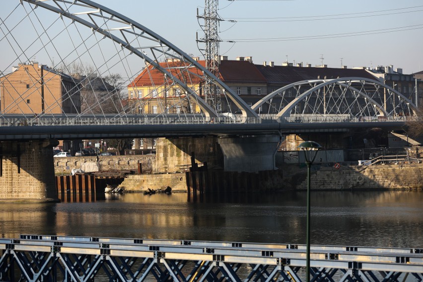 Jednocześnie trwa budowa nowych mostów nad Wisłą