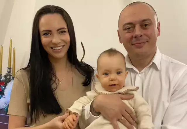 Tomasz Koper z żoną i córeczką. Więcej na kolejnych zdjęciach