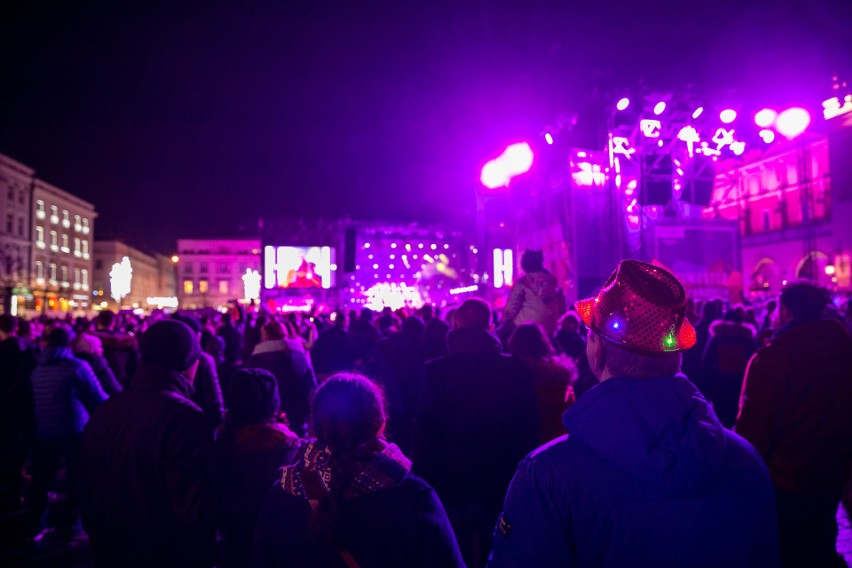 Sylwester 2017 Kraków. Gwiazdy roztańczyły Rynek Główny. Na scenie Kasia Moś, Natalia Nykiel i Bovska [ZDJĘCIA]