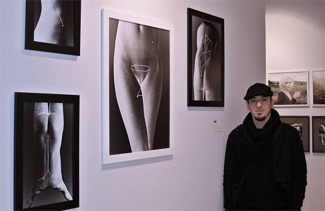 Borys Makary na tle swojej ekspozycji w Luwrze
