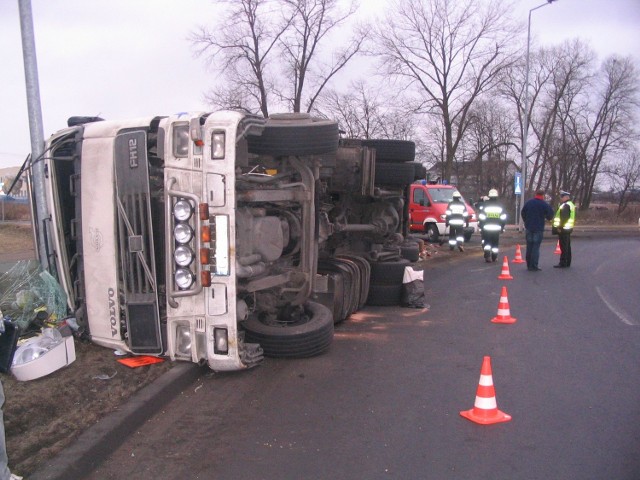 Ciężarowe volvo wypadło z ronda przed zjazdem w kierunku Szczecina. Jeden pas wyłączono z ruchu.