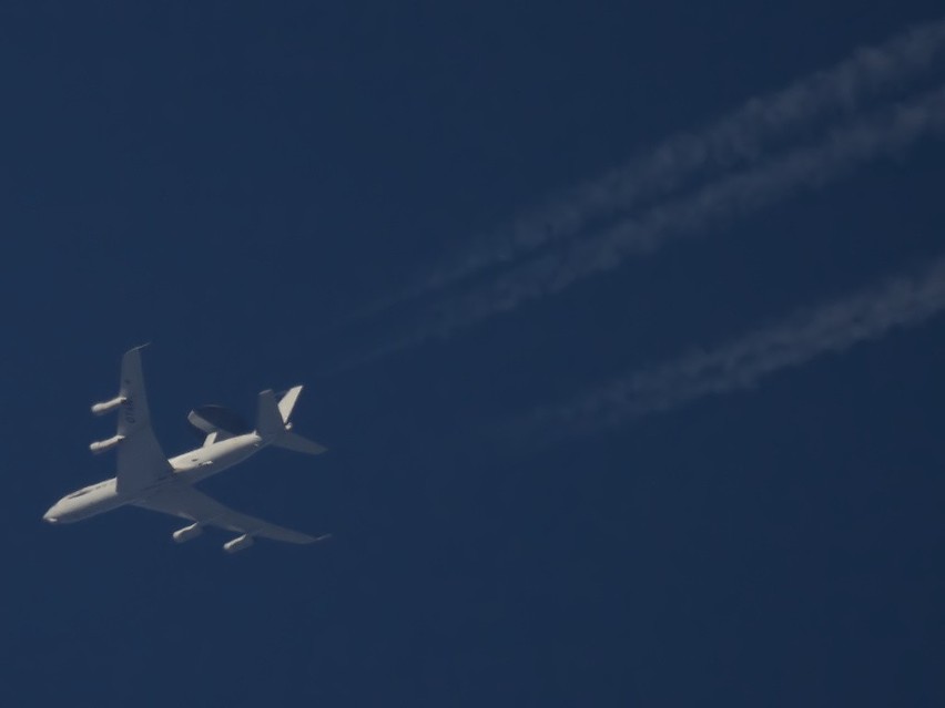 Samolot AWACS "złapany" nad Krosnem [FOTO]