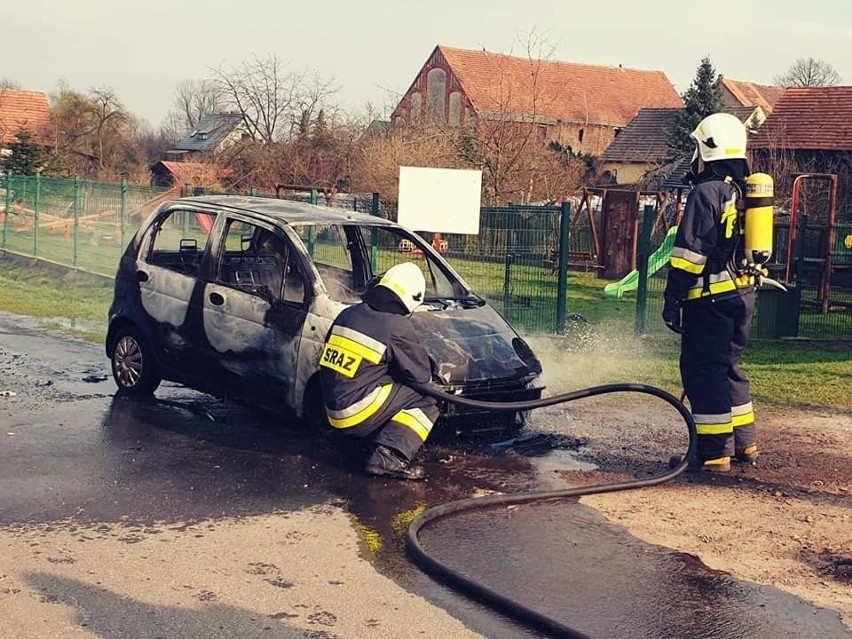 Dwa zastępy straży gasiły samochód osobowy [ZDJĘCIA]