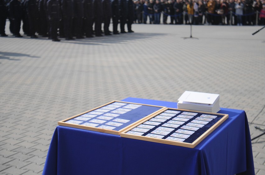 Kraków. Nowe twarze w szeregach małopolskiej policji. Wśród funkcjonariuszy również kobiety [ZDJĘCIA]