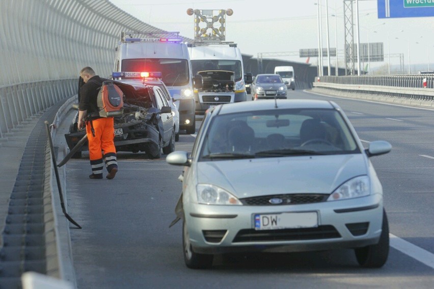 Wypadek na AOW koło Stadionu Miejskiego. Trzy osoby ranne (ZDJĘCIA)