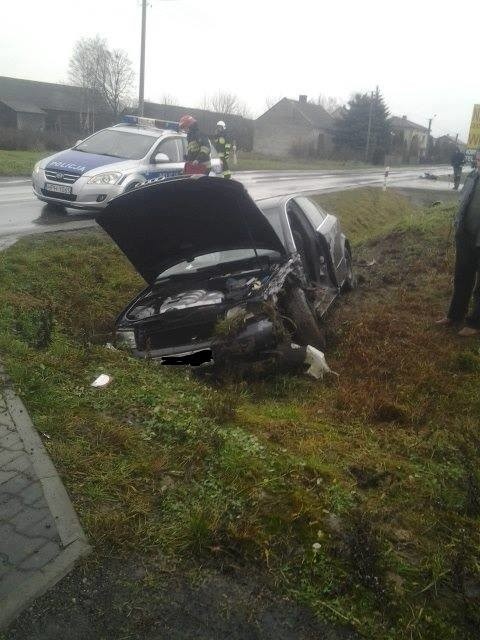 Zderzenie dwóch samochodów na drodze wojewódzkiej w gminie Iłża. 