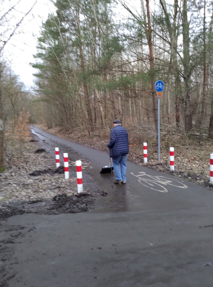 Starszy mężczyzna sam posprzątał ścieżkę rowerową. A kto jest odpowiedzialny za utrzymanie tam porządku?