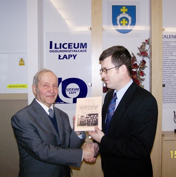 Eugeniusz Kosicki wręcza egzemplarz swojej książki Dariuszowi Wincenciakowi - dyrektorowi I LO w Łapach. Łapski ogólniak doczekał się już drugiej książki o swojej historii.    