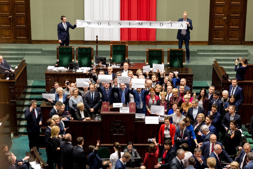 16.12.2016. Posłowie PO i Nowoczesnej w akcie protestu...