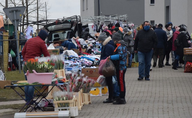 W niedzielę 7 marca na targu w Wierzbicy w powiecie radomskim byli sprzedający i kupujący. Pogoda była bardzo wietrzna, ale na plusie.      Zobacz kolejne zdjęcia &gt;&gt;&gt;